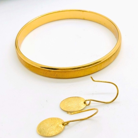 Vintage Signed Bracelet & Dainty Etched Flower Earrings - Picture 9 of 11